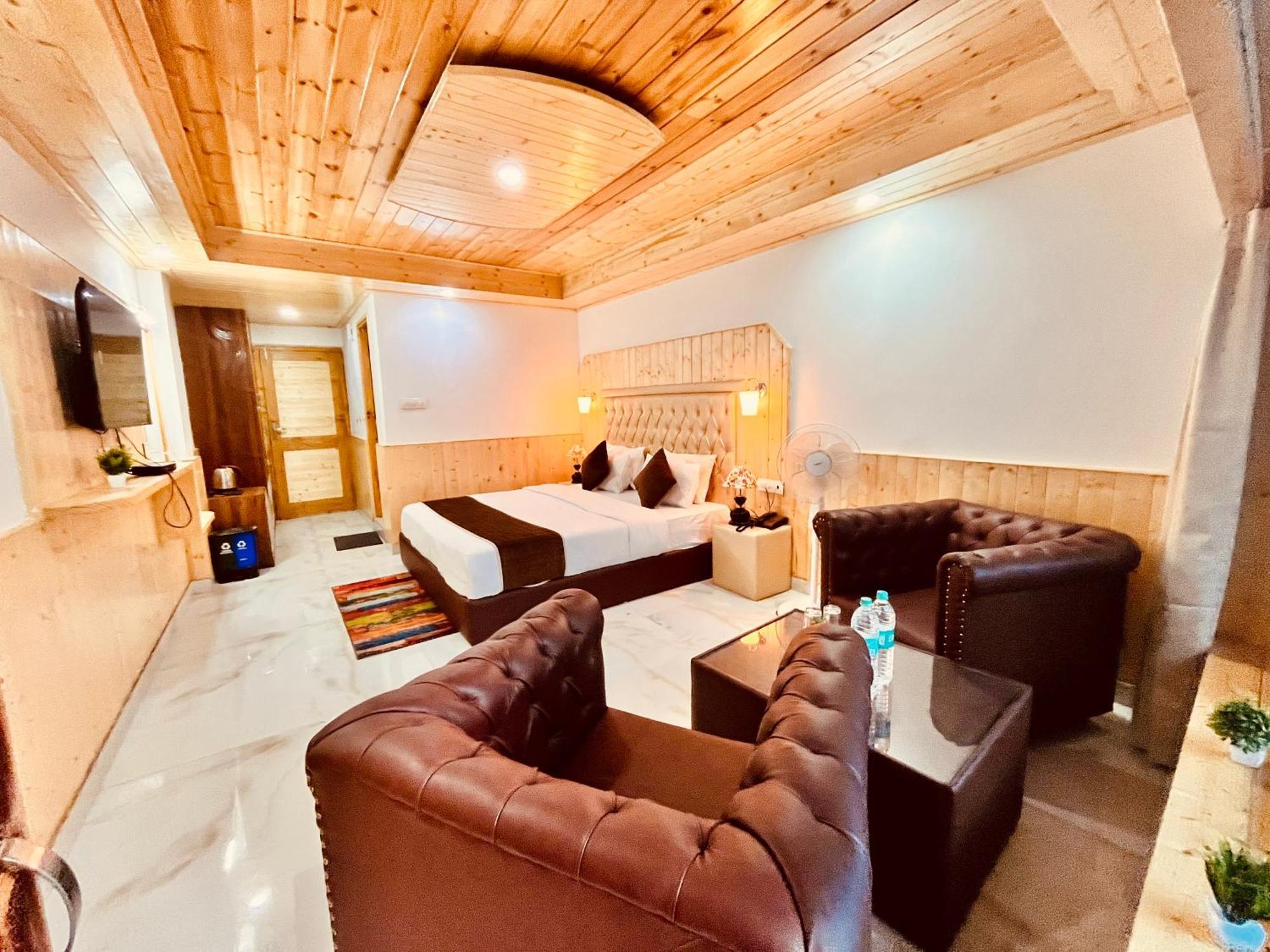 Himalayan Hill Queen Resort, Manali M98160-43400 Exterior photo