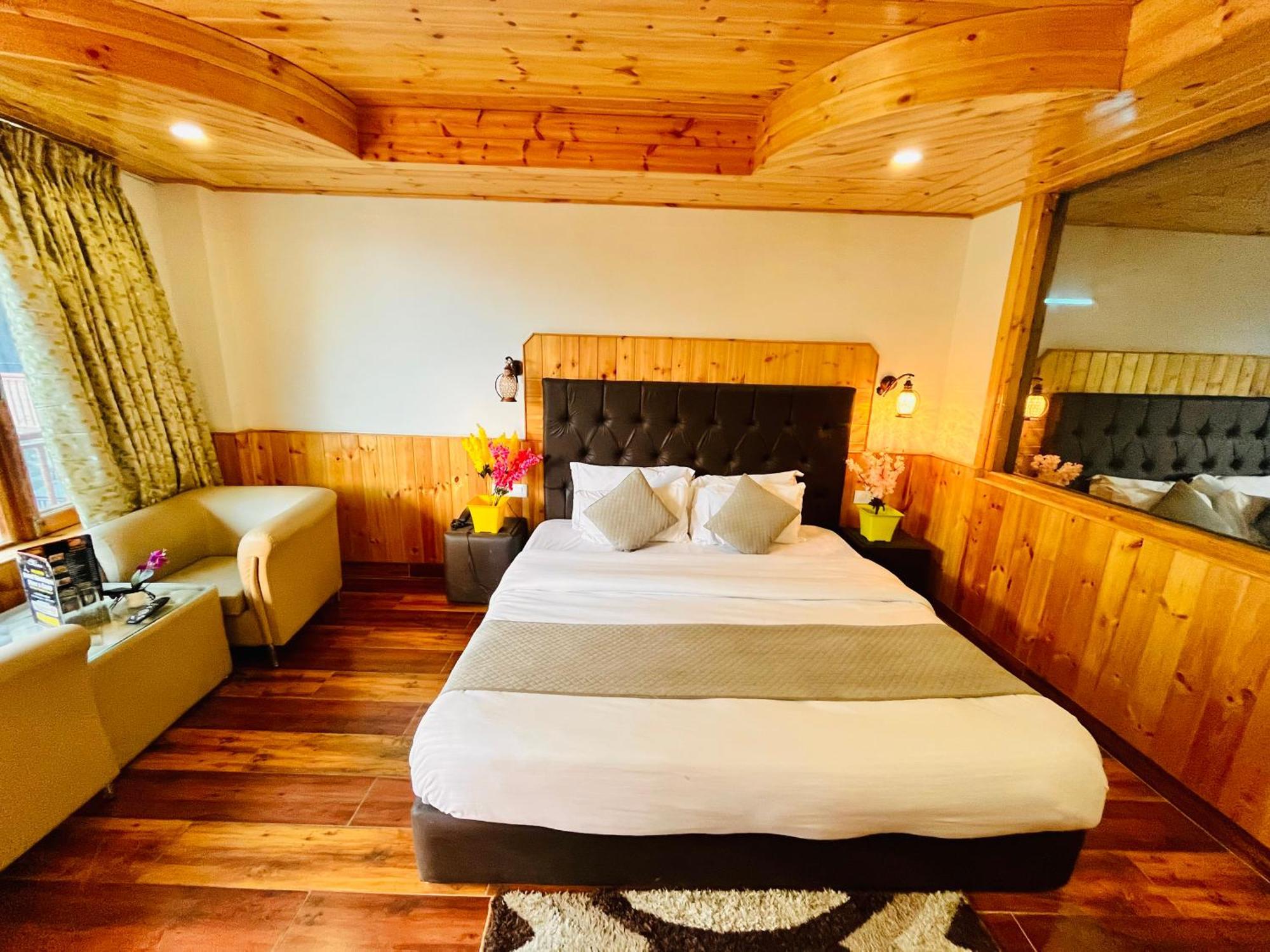 Himalayan Hill Queen Resort, Manali M98160-43400 Exterior photo