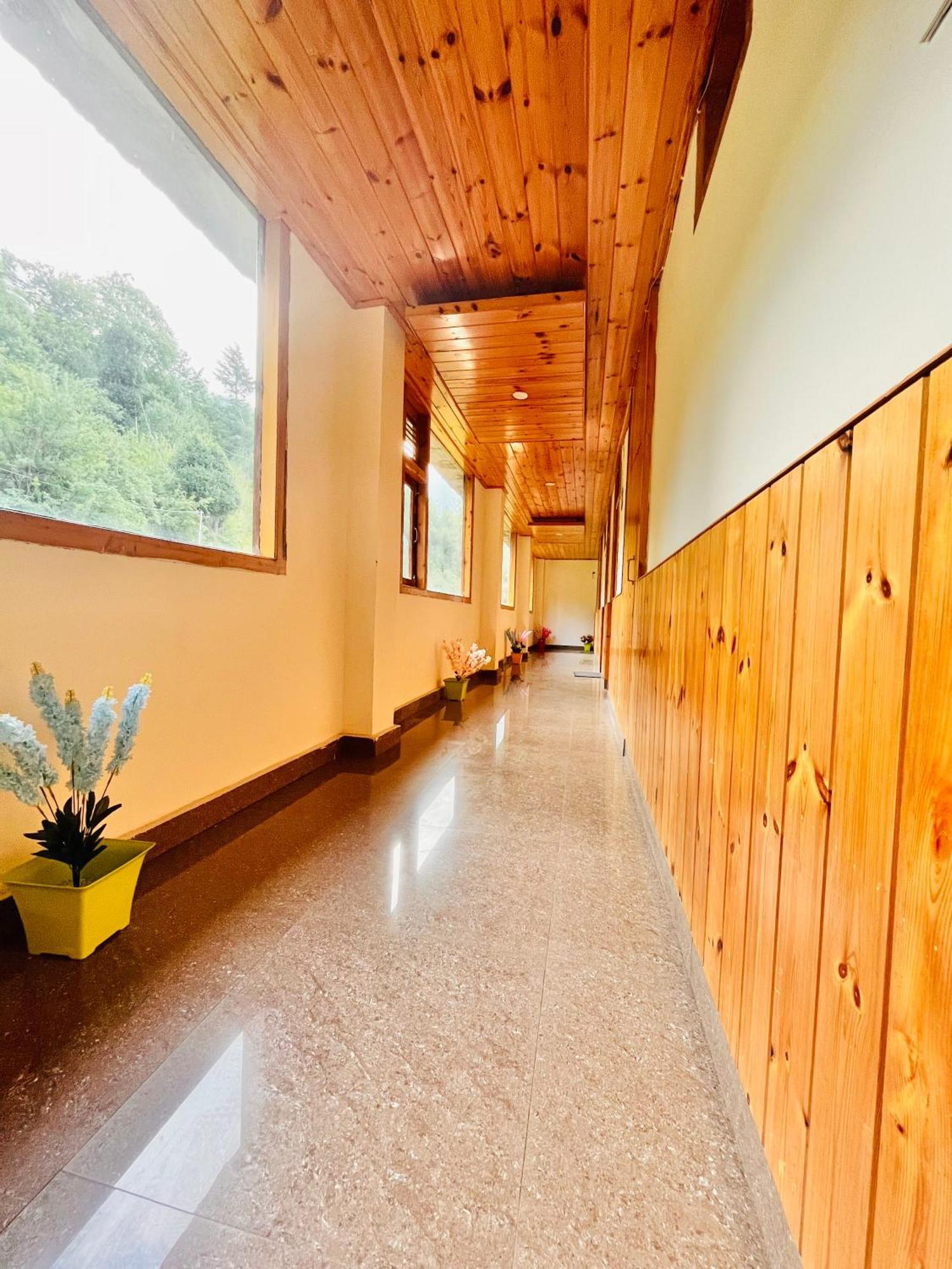 Himalayan Hill Queen Resort, Manali M98160-43400 Exterior photo